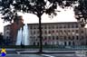 Pla&ccedil;a de Can Fabra. Font i edifici escoc&egrave;s