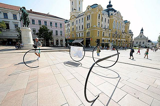 Rèplica gegant de les ulleres de John Lennon a la plaça Szechenyi, per promocionar l'exposició 'The Art of John Lennon' a la Casa de les Arts a Pécs (Hongria)