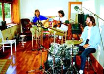 Cinc DVD, que inclouen l'última trobada de Paul, George i Ringo, a la venda