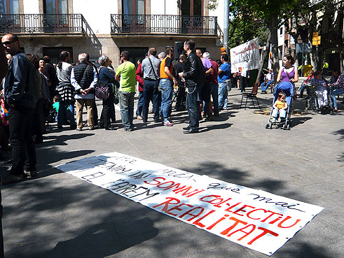 26/04/14 : Concentració contra la potinada de no atorgar l'ateneu popular a L'Harmonia