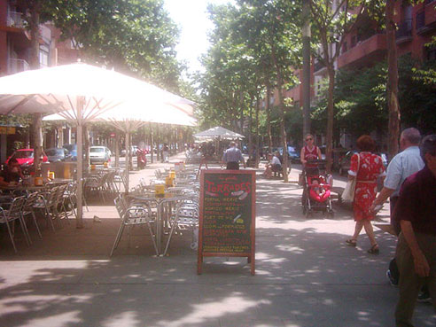 taules i cadires de restauradors aprofitats i desconsiderats amb els seus veïns a La Rambla