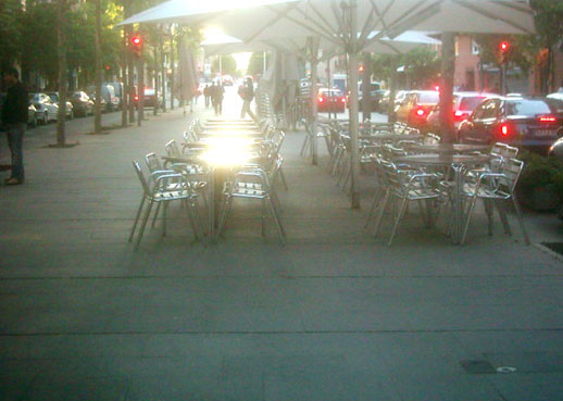 taules i cadires de restauradors aprofitats i desconsiderats amb els seus veïns a La Rambla