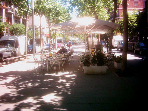 taules i cadires de restauradors aprofitats i desconsiderats amb els seus veïns a La Rambla