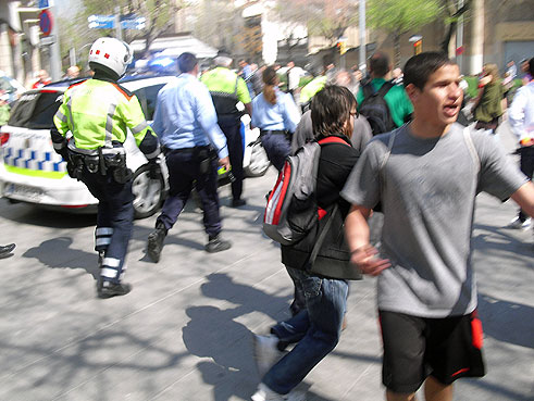 incidents a Plaça Orfila sobre quarts de dues del migdia