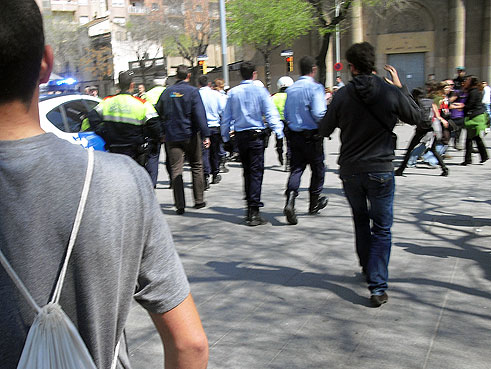 incidents a Plaça Orfila sobre quarts de dues del migdia