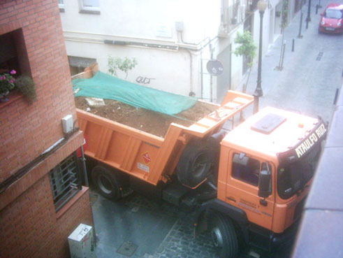 maniobres sorolloses a carrers estrets i que destrocen arbres i mobiliari urbà