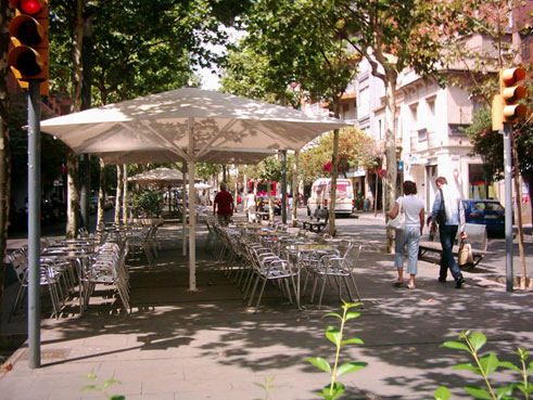 taules i cadires de restauradors aprofitats i desconsiderats amb els seus veïns a La Rambla